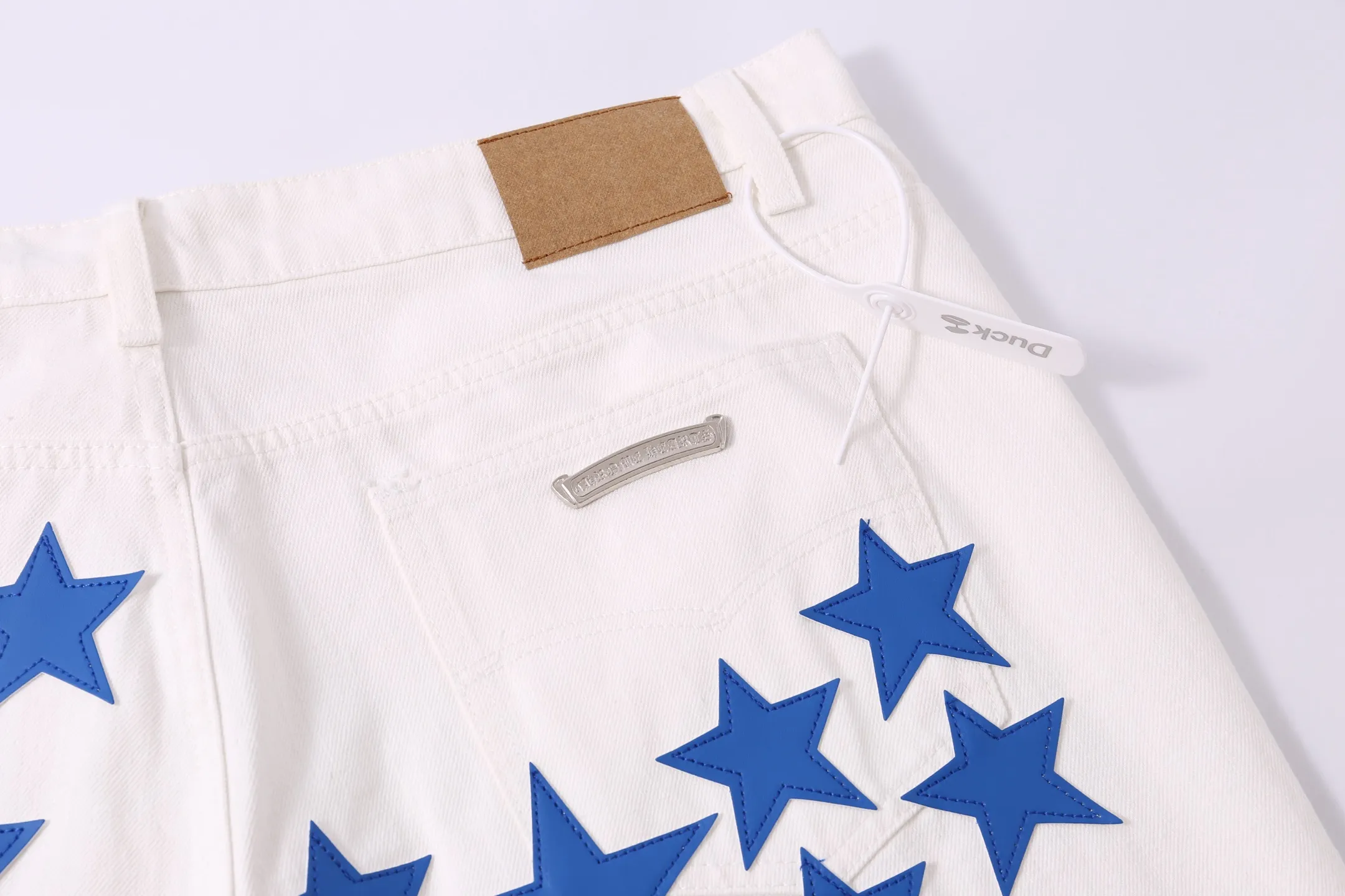 P210 Style No.: H899 [Men’s zipper style] Croxin & 𝐂𝐡𝐫𝐨𝐦𝐞 𝐇𝐞𝐚𝐫𝐭 ss25 new white Miami star 💫 blue leather jeans. Styles with different washed textures are very friendly to people with thin legs. The slightly flared version perfectly modifies the leg shape. The timeless and moderate length makes it easy to match and match. It is the basis for various styles and is a must-have in your wardrobe! The fabric is stiff but also makes the upper body soft without losing texture. The washing process is even more perfect. It is a must-have item for everyone! ! ! Washed wheat, hang tag, pants label, complete with three labels Color: white Size: 30-32-34-36
